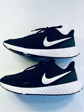 Nike Revolution 5  Black White Athletic Running Shoes #BQ3204-002 Men’s:9.5